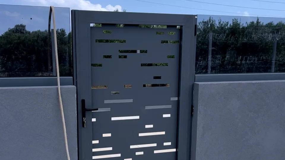 Αυλόπορτα αλουμινίου με laser-cut σχέδιο, Aluminium Systems Γιαννούλος