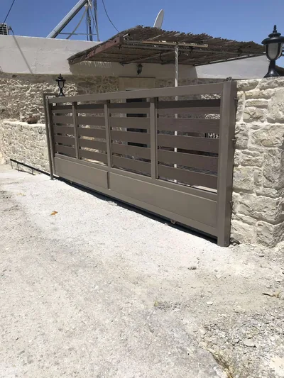 Συρόμενη αυλόπορτα αλουμινίου με οριζόντια λάμα, Aluminium Systems Γιαννούλος