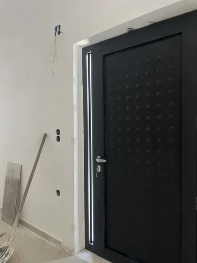Θωρακισμένη πόρτα εισόδου με διάτρητο μοτίβο, Aluminium Systems Γιαννούλος