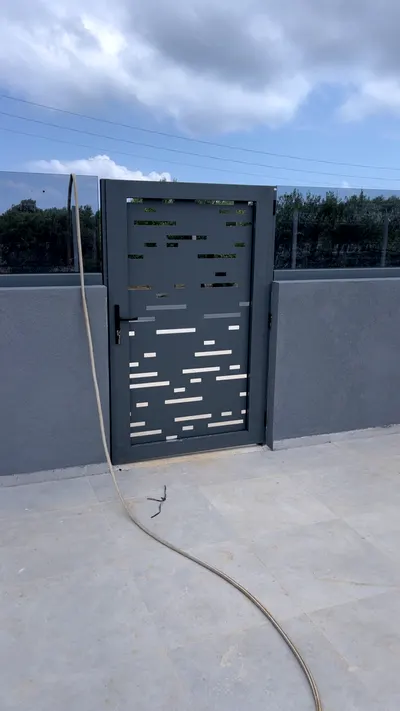 Αυλόπορτα αλουμινίου με laser-cut σχέδιο, Aluminium Systems Γιαννούλος