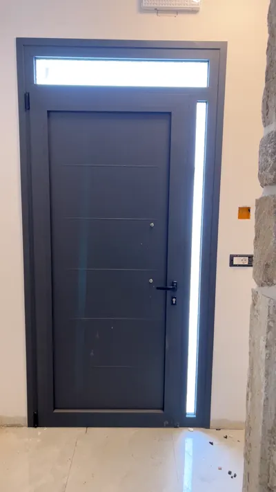 Πόρτα εισόδου αλουμινίου κατασκευής Aluminium Systems Γιαννούλος