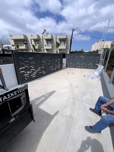 Αυλόπορτα αλουμινίου με laser-cut σχέδιο, Aluminium Systems Γιαννούλος