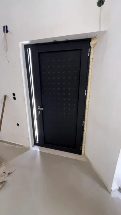 Πόρτα εισόδου αλουμινίου κατασκευής Aluminium Systems Γιαννούλος